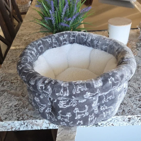 Cupcakes & Cashmere Gray Patterned Pet Bed - Picture 6 of 12